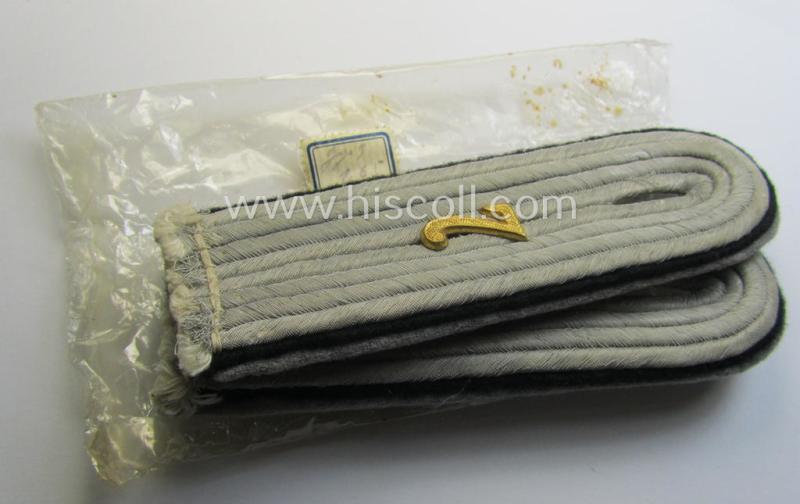 Attractive - and fully matching! - pair of WH (Heeres) neatly 'cyphered', officers'-type shoulderboards as (dual)piped in the black-coloured branchcolour as was intended for a: 'Leutnant der Res. des Pionier-Batallions 7'