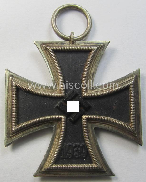 'Eisernes Kreuz II. Klasse' being a non-maker-marked example that comes together with its original- and once-mounted ribbon (ie. 'Bandabschnitt') as was produced by a (by me) unidentified maker (ie. 'Hersteller')