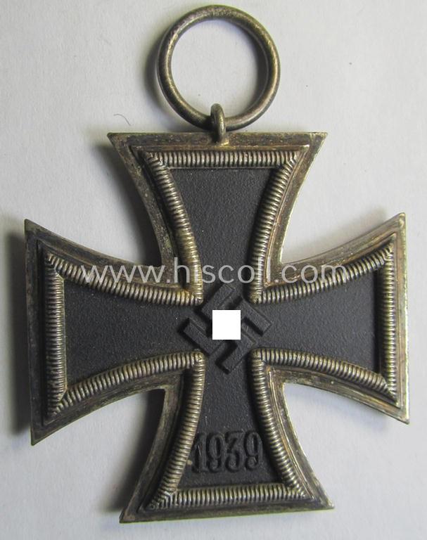 Attractive, 'Eisernes Kreuz II. Klasse' being a non-maker-marked example that comes together with its original- and never-mounted ribbon (ie. 'Bandabschnitt') as was (I deem) produced by the maker (ie. 'Hersteller'): 'Fritz Zimmermann'