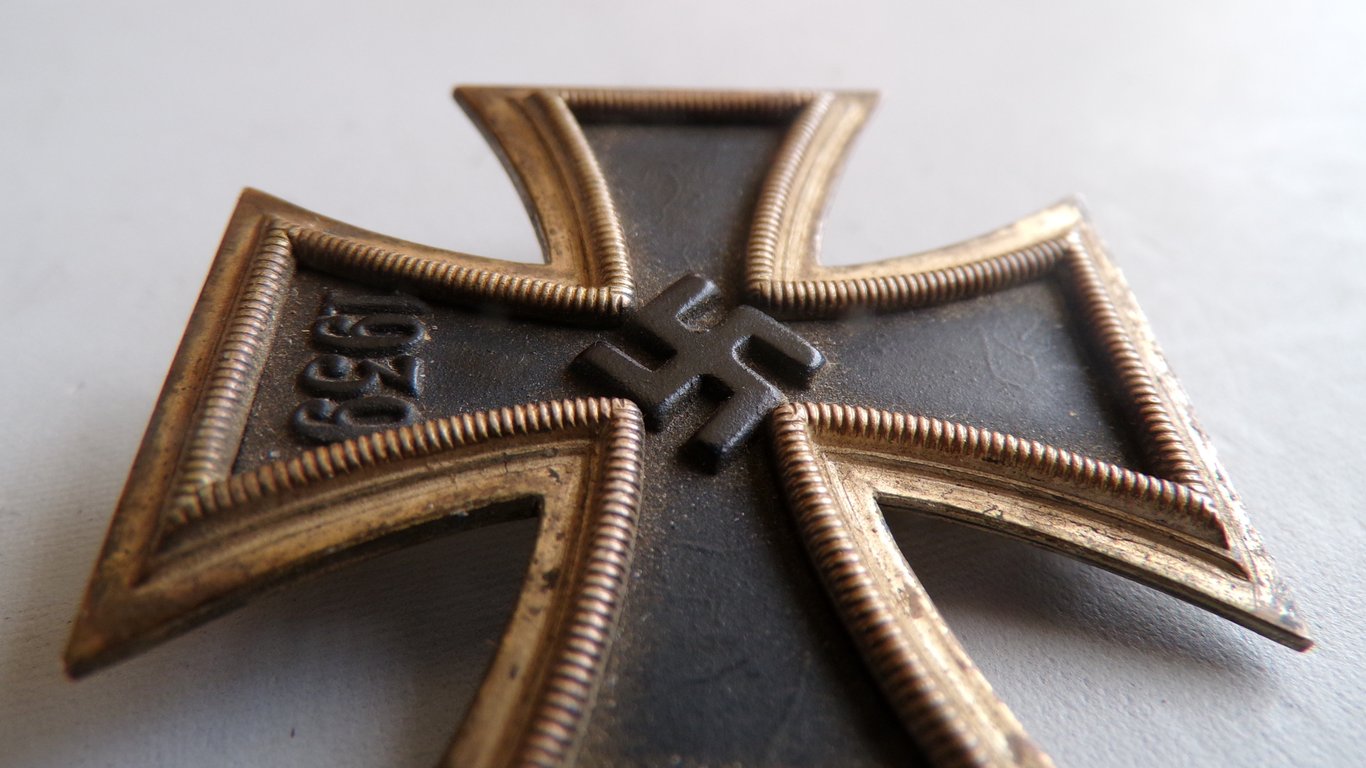 Cased Iron Cross 1st Class Deumer