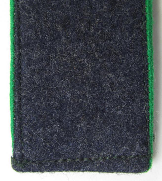 Single, later-war-period- and somewhat simplified, WH (Luftwaffe) enlisted-mens'-type shoulderstrap as piped in the green-coloured branchcolour as was intended for usage by a: 'Soldat der Felddivision-Truppen'