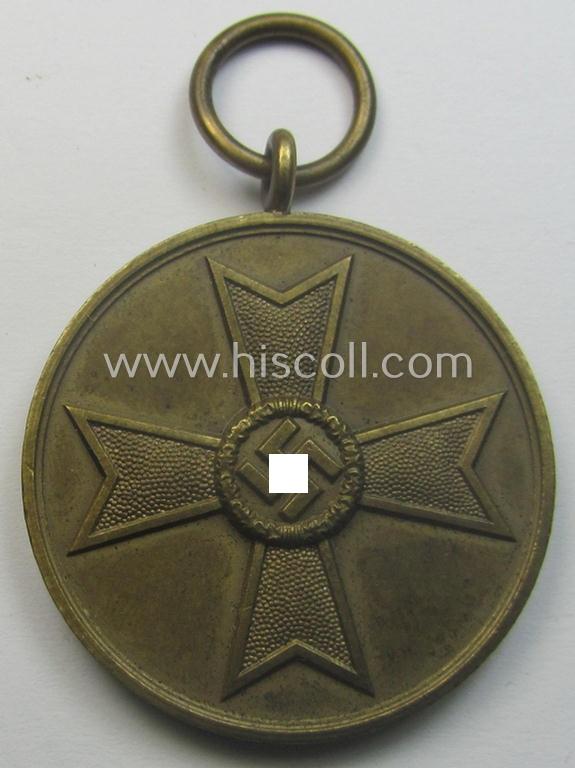 'Kriegsverdienstmedaille 1939'-set comprising of a non-maker-marked- (and/or: typical 'Buntmetall'-based!) specimen that came together with its period-ribbon and 'Zellstoff'-based pouch by the maker: 'Steinhauer & Lück'