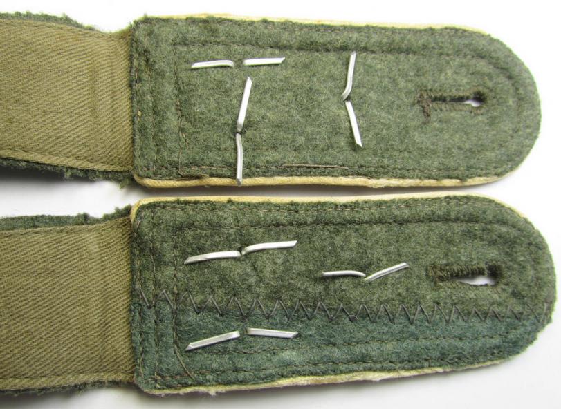 Superb - and fully matching! - pair of WH (Heeres), mid-war-period- (ie. 'M43'-pattern-) NCO-type shoulderstraps as piped in the white-coloured branchcolour as was intended for a: 'Stabsfeldwebel o. Spiess eines Infanterie-Regiments'