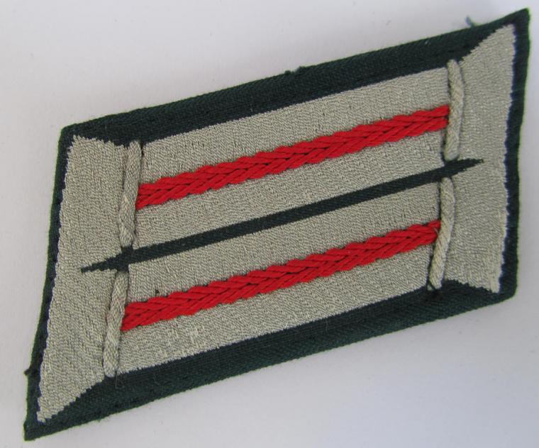 WH (Heeres) pair of (later-war-pattern) officers'-type collar-tabs (ie. 'Kragenspiegel') as was entirely executed in the neat 'BeVo'-weave pattern, as was intended for usage by an officer within the: '(Sturm)Artillerie-Truppen'