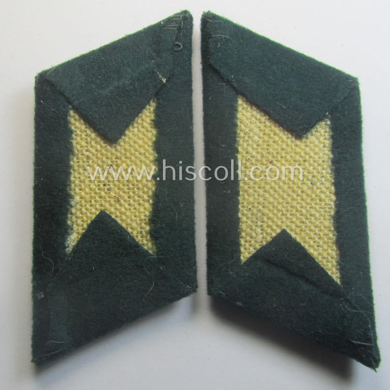 Fully matching pair of WH (Heeres) collar-tabs (ie. 'Kragenspiegel für Offiziere') as piped in the desirable darker-green- (ie. 'grüner'-) coloured branchcolour as was intended for usage by an: 'Offizier eines Gebirgsjäger-Rgts.'