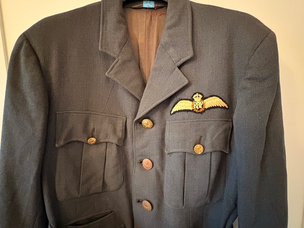 AUTHENTIC ORIGINAL WWII BRITISH RAF FLIGHT LIEUTENANT PILOTS TUNIC.