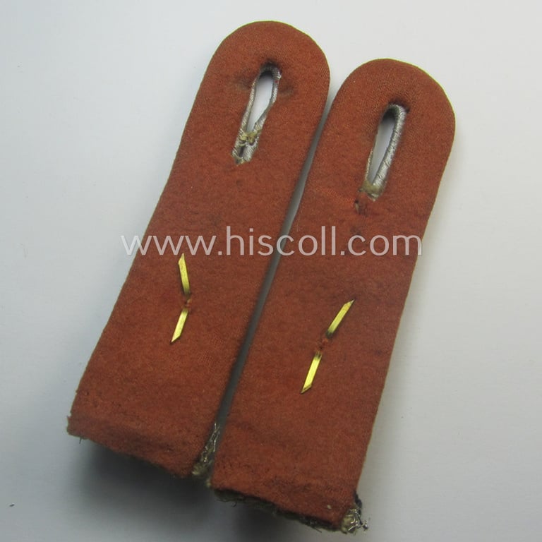 Neat - and fully matching! - pair of WH (Luftwaffe) officers'-type shoulderboards as was specifically intended for usage by an: 'Oberleutnant u. Mitglied der LW-Nachrichten-Trpn.'