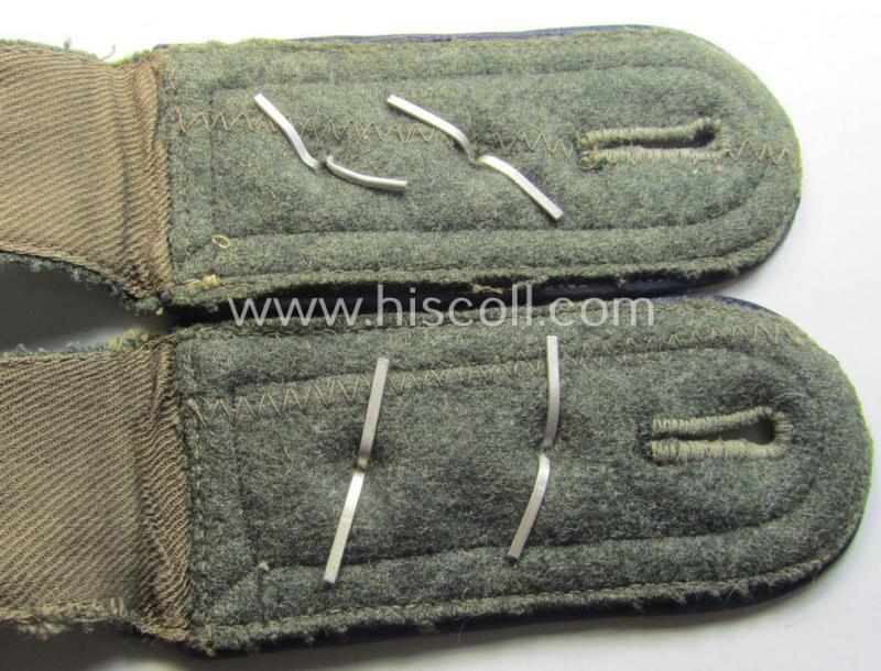 Pair of WH (Heeres) so-called: 'M40 o. M43'-pattern, NCO-type shoulderstraps: 'Oberfeldwebel einer Sanitäts-Abtlgs.'