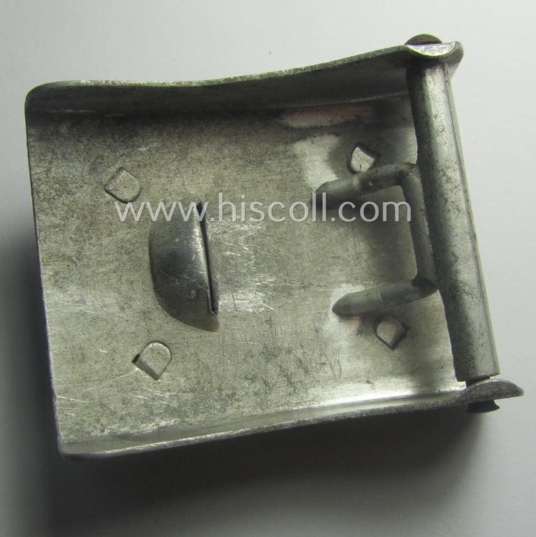 WH (LW) silver-coloured and/or aluminium-based belt-buckle (being of the typical 'regular-issued'-pattern)