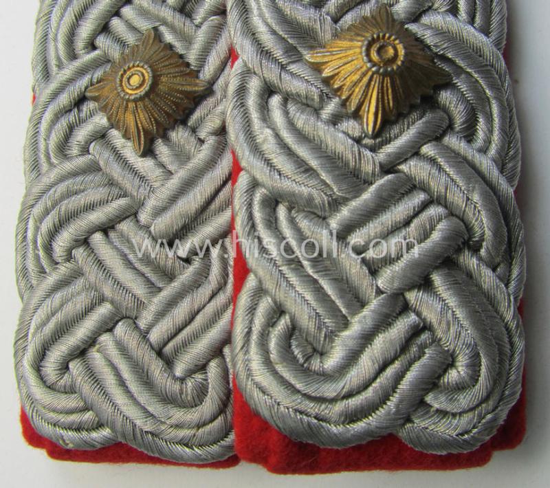 Neat - and/or fully matching! - WH (Heeres) officers'-type shoulderboard-pair as piped in the bright-red branchcolour as was specifically intended for usage by an: 'Oberstleutnant der Artillerie-Truppen' (showing an unusual attachment-set-up!)