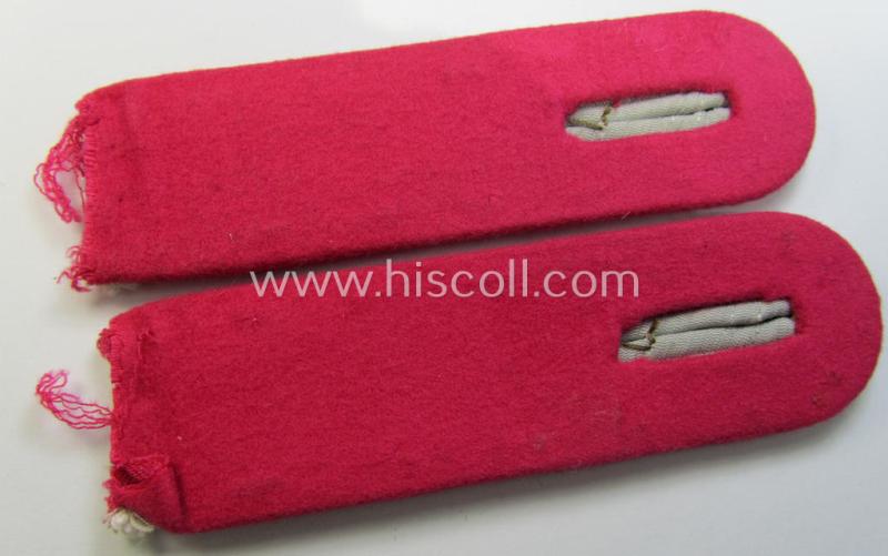 Attractive - and fully matching! - pair of WH (Heeres) officers'-type shoulderboards as piped in the 'karmesinroter'-coloured branchcolour as was intended for a: 'Leutnant der Generalsstab- o. Veterinär-Truppen'