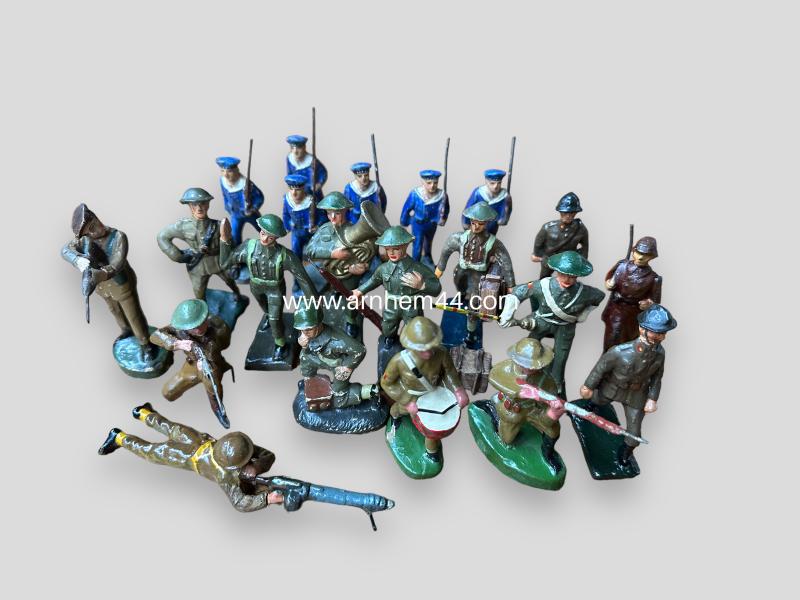 21x Divers WW2 Toy Soldiers