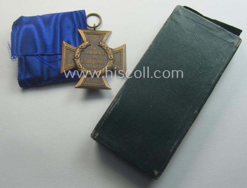 'Zollgrenzschütz-Ehrenzeichen' (or: customs loyal-service medal) that comes together with its full-length ribbon (ie. 'Bandabschnitt') and that comes stored in its (incomplete) etui