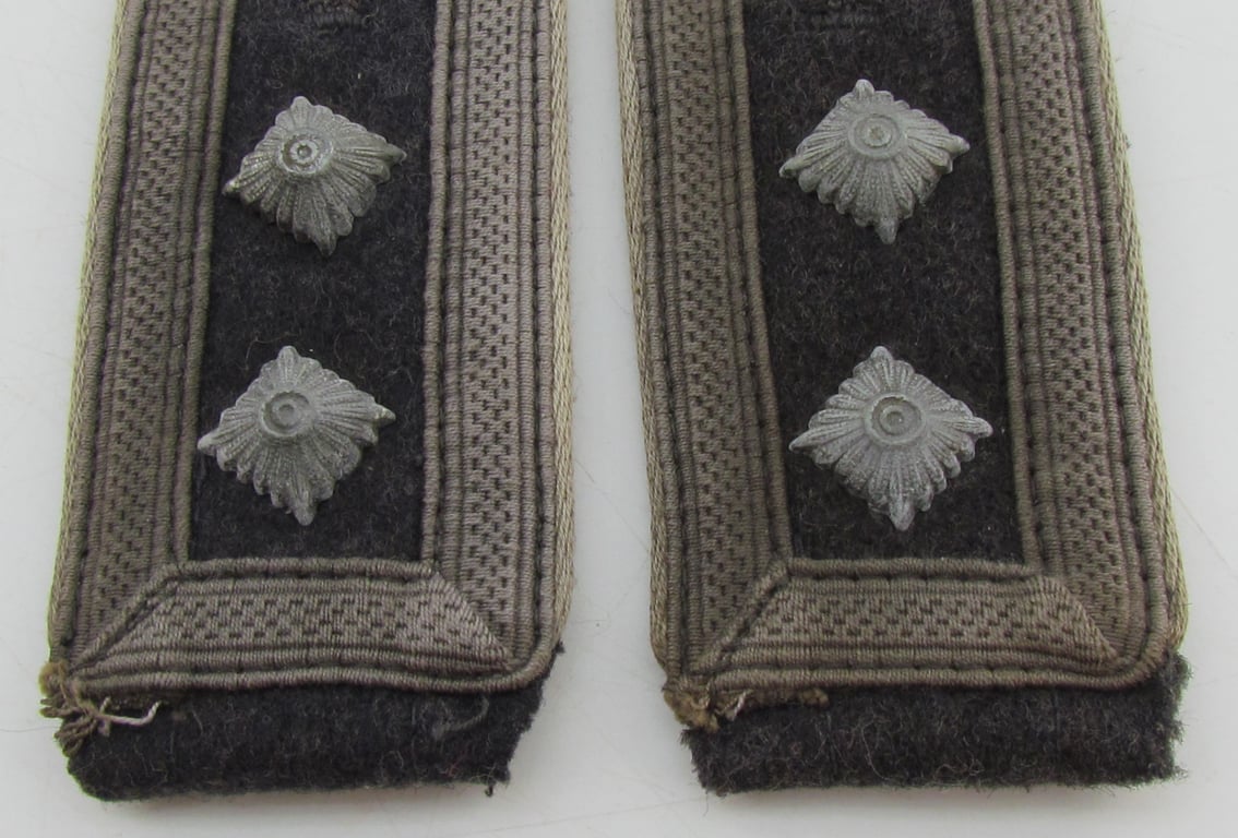 Luftwaffe Hermann Göring Division Oberfeldwebel shoulder boards.