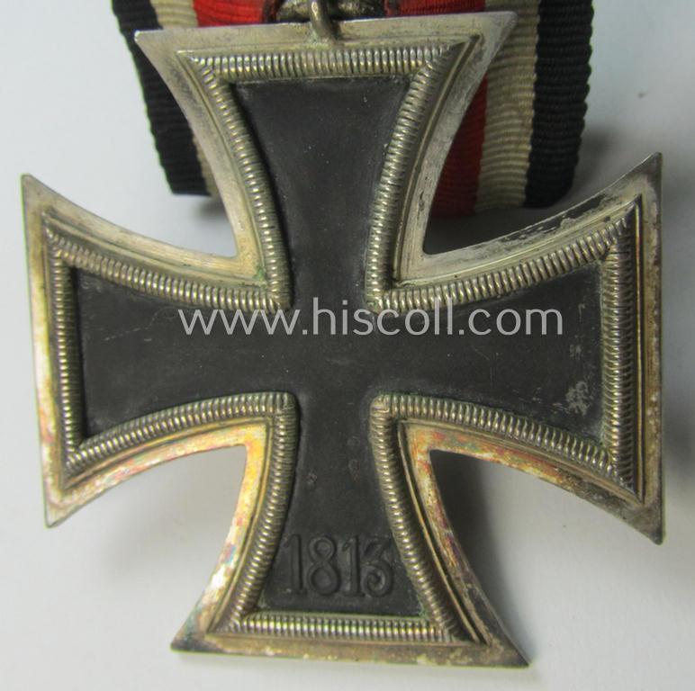 Attractive, Iron Cross 2nd class (or: 'Eisernes Kreuz 2. Klasse') being a nicely preserved example (of the 'standard-design' by a by me unidentified maker ie. 'Hersteller') and that comes period-mounted as a so-called: 'Einzelspange'