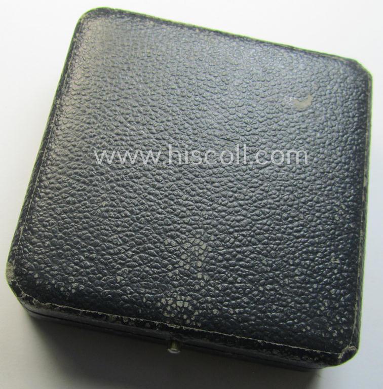 Attractive - albeit regrettably empty! - typical darker-greenish-toned etui as was specifically produced to store an: 'Eisernes Kreuz 1. Klasse' (or: Iron Cross 1st class) by the maker: 'Klein u. Quenzer A.G.'
