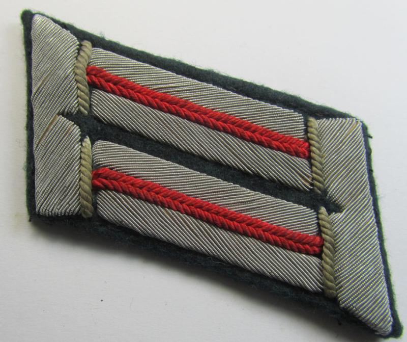 Moderately used - and fully matching! - pair of WH (Heeres) officers'-type collar-tabs, as was piped in the bright-red-coloured branchcolour as was intended for usage by an: 'Offizier der (Sturm)Artillerie-Truppen'