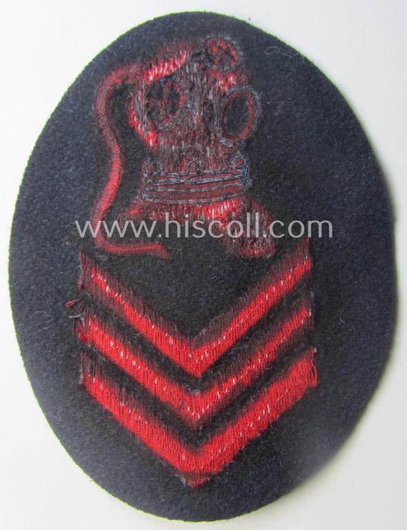 Rarely found WH (Kriegsmarine) neatly machine-embroidered, so-called: career- ie. specialist-armbadge (ie. 'Tätigkeits-Abzeichen') as was intended to signify the: 'Sonderausbildung für U-Boots o. Bergungsgstaucher'