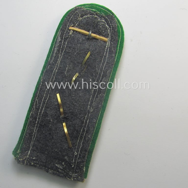 Single, WH (Luftwaffe) NCO-type shoulderstrap as piped in the typical green (ie. 'grüner'-) coloured branchcolour as was intended for an: 'Oberfeldwebel der Luftwaffe-Felddivisionen'
