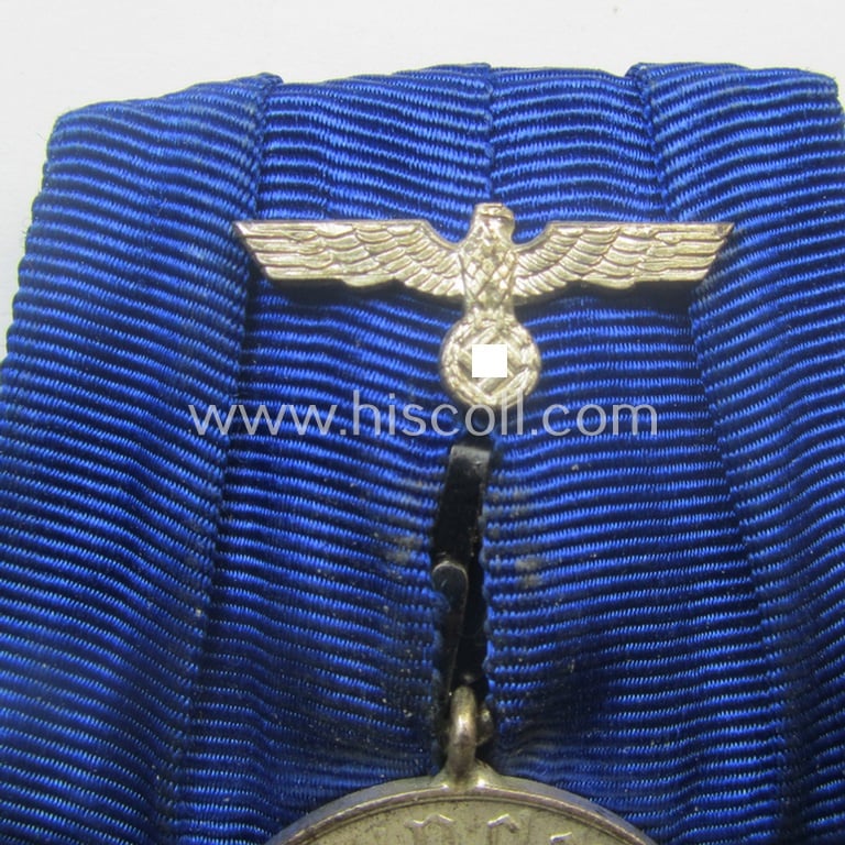 Bright-silver-toned WH (Heeres o. KM) so-called: 'Einzelspange' showing a: 'WH-Dienstauszeichnung 4. Stufe' (as was intended for 4 years of loyal-service) and that shows a detailed, Heeres o. KM-type-eagle-device, period-attached