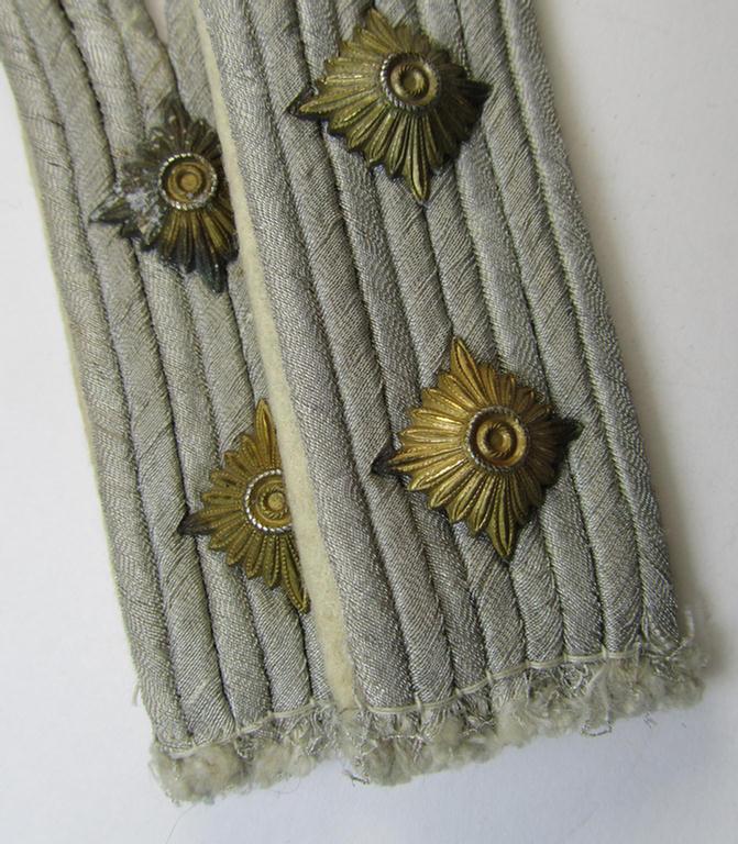 Attractive - and fully matching! - pair of WH (Heeres) officers'-type shoulderboards as piped in the white- (ie. 'weisser'-) coloured branchcolour as was intended for a: 'Hauptmann eines Infanterie-Regiments'