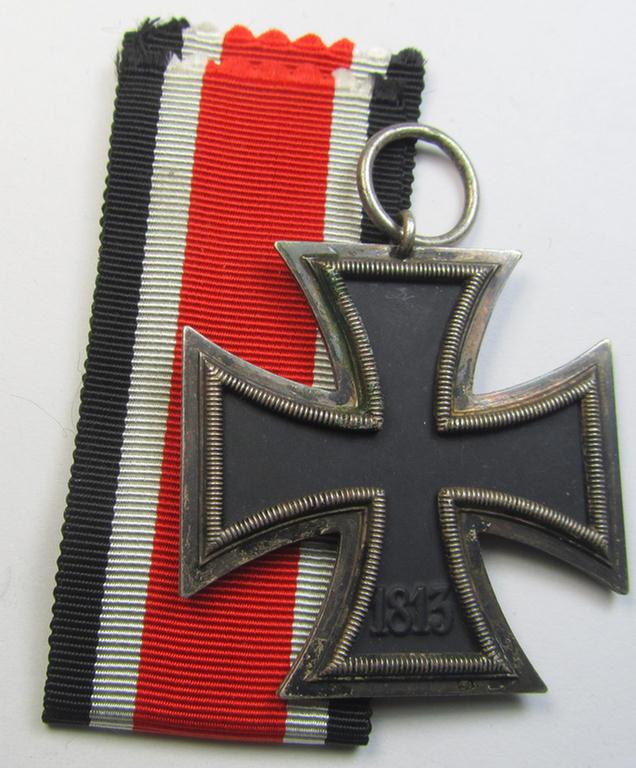 'Eisernes Kreuz II. Klasse' being a non-maker-marked example that comes together with its original- and never-mounted ribbon (ie. 'Bandabschnitt') as was (I deem) produced by the maker (ie. 'Hersteller'): 'Ernst L. Müller'