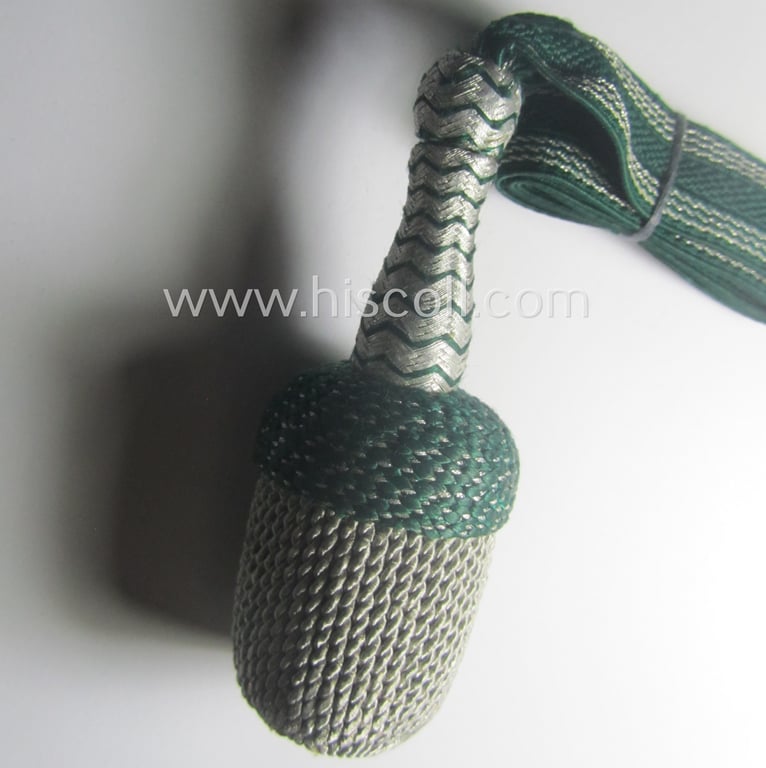 Darker-green- and silver-coloured, NCO-type side-arm knot (ie. 'Portepee' ie.: 'Troddel') as was used for the various WH-bayonets that comes in an overall very nice- (I deem 'virtually mint- ie. unissued'-), condition