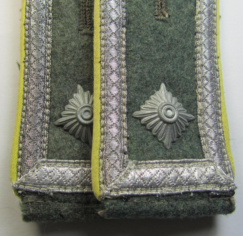 Attractive - fully matching and scarcely seen! - pair of WH (Heeres) NCO-type (ie. 'M40-/M43'-pattern) shoulderstraps as was intended for usage by a: 'Feldwebel eines Heeres Nachrichten-Abteilungs'