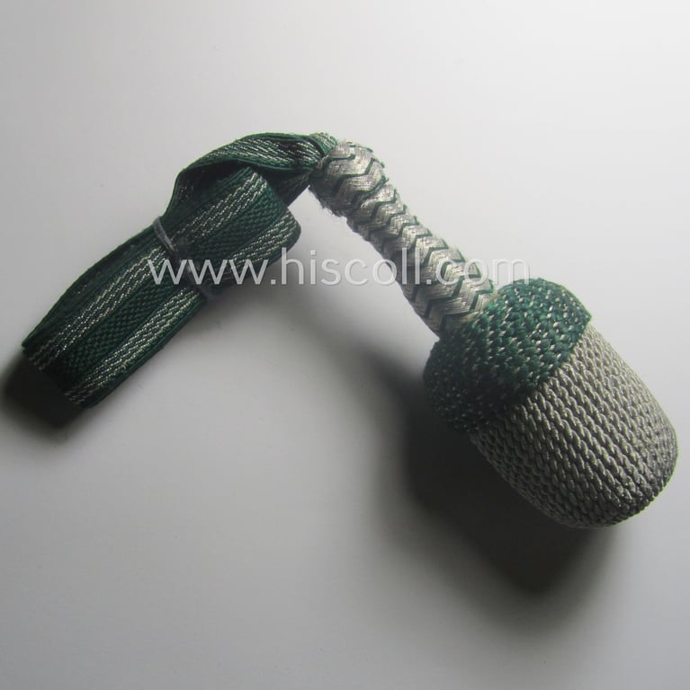 Darker-green- and silver-coloured, NCO-type side-arm knot (ie. 'Portepee' ie.: 'Troddel') as was used for the various WH-bayonets that comes in an overall very nice- (I deem 'virtually mint- ie. unissued'-), condition