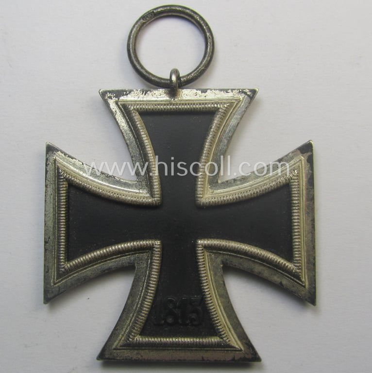 'EK II. Klasse' being a maker- (ie. '13'-) marked example that comes together with its original- and never-mounted ribbon (ie. 'Bandabschnitt') as was produced by the maker (ie. 'Hersteller'): 'Gustav Brehmer'