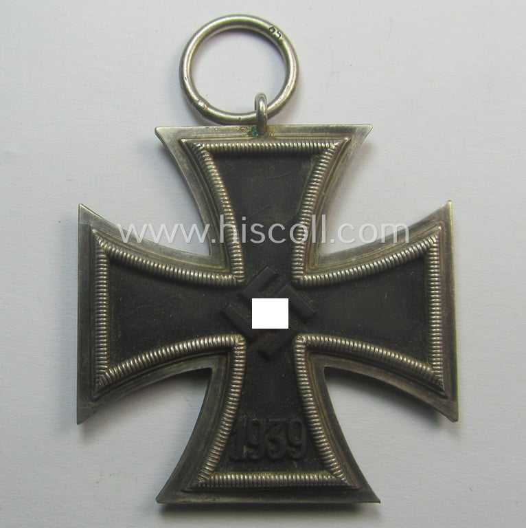 'EKII. Klasse' being a maker- (ie. '65'-) marked example that comes together with its 'Feld- o. Bandspange' and confectioned ribbon (ie. 'Bandabschnitt') by the maker (ie. 'Hersteller'): 'Klein & Quenzer AG'