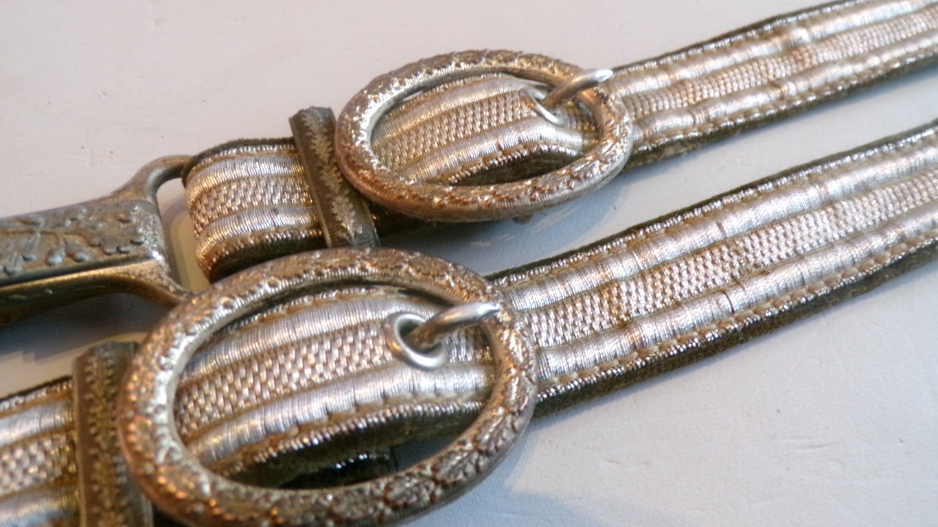 De Luxe Army dagger hangers