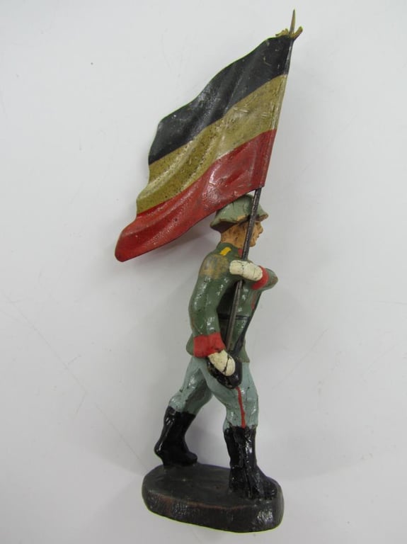 Grouping of 13x Lineol German Toy Soldiers With Flag Bearer