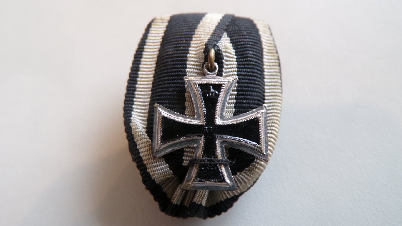 luxury version button hole Iron Cross WW1