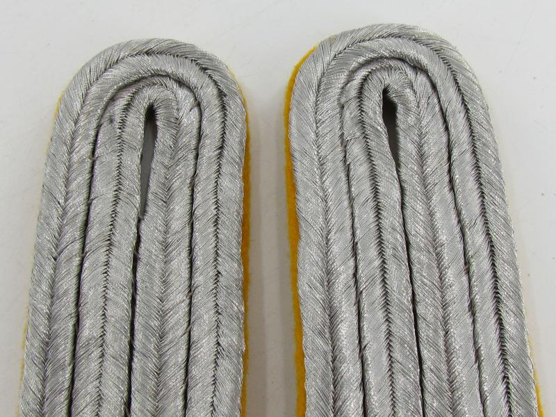 Luftwaffe flying personnel Leutnant shoulder boards