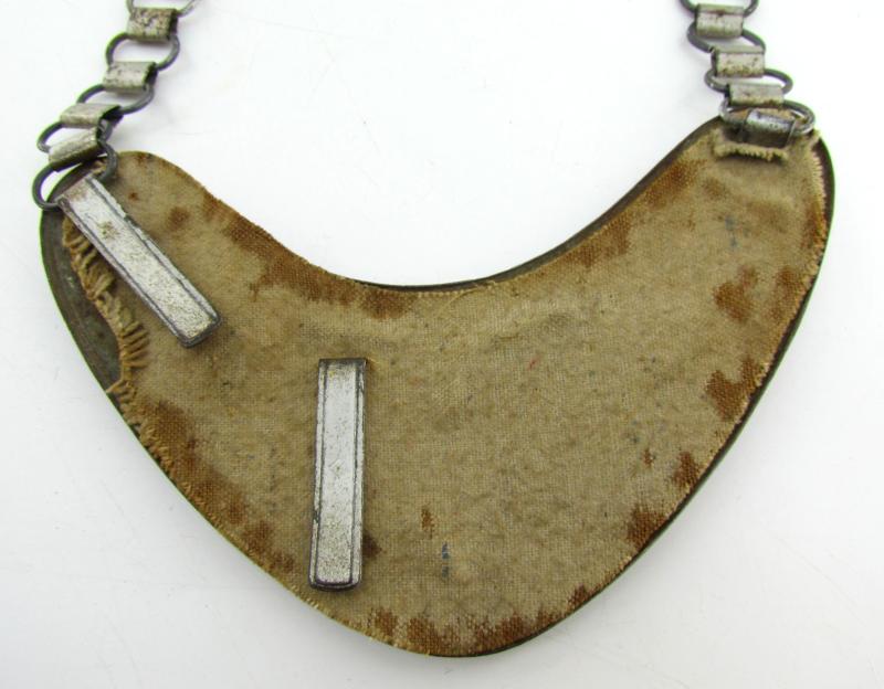 Wehrmacht Feldgendarmerie gorget ‘Ringkragen’by Maedicke