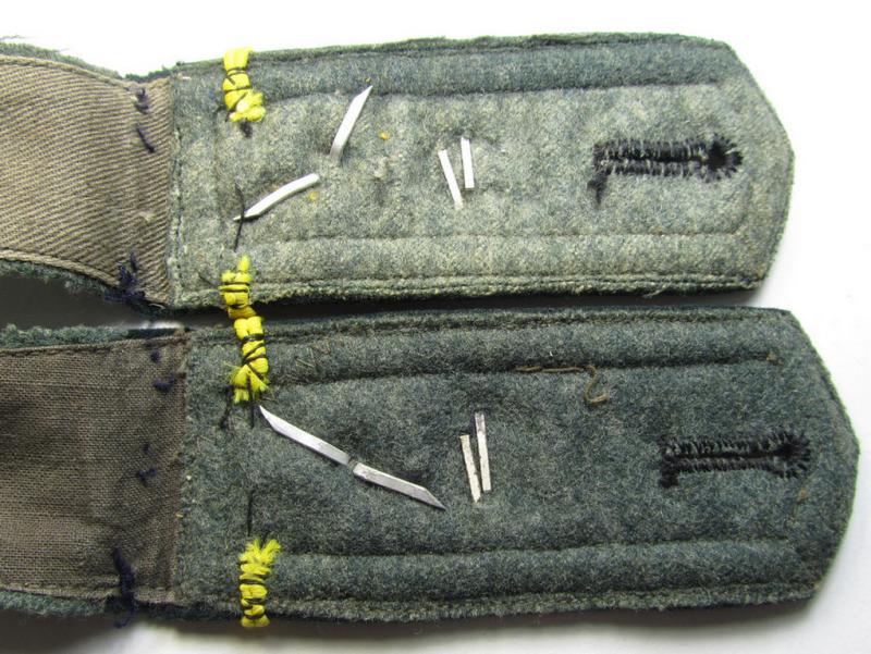 Attractive - and/or fully matching! - pair of WH (Heeres), 'M36'-pattern (pointed-styled) and 'cyphered' NCO-type shoulderstraps for a: 'Feldwebel u. Mitglied einer Heeres Kriegsschule'