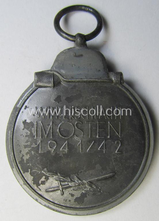 Attractive medal-set: 'Winterschlacht im Osten 1941-42' being a maker- (ie. '60'-) marked- (and/or 'Feinzink'-based) specimen by the maker: 'Katz & Deyhle' and that comes together with its (minimally confectioned) ribbon (ie. 'Bandabschnitt...