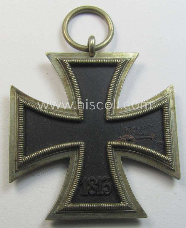 'Eisernes Kreuz II. Klasse' being a non-maker-marked example that comes together with its original- and never-mounted ribbon (ie. 'Bandabschnitt') as was produced by a (by me) unidentified maker (ie. 'Hersteller')