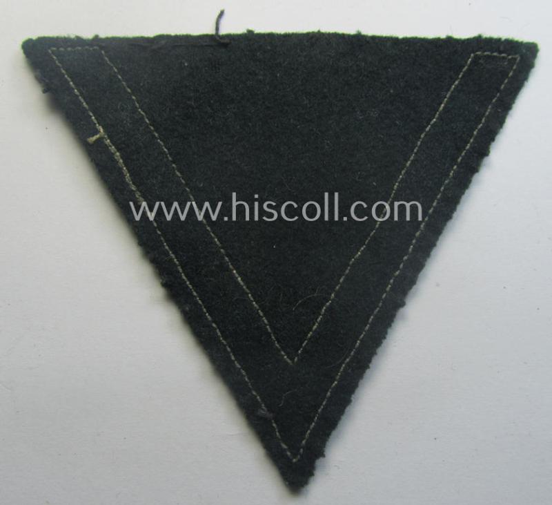 WH (Heeres) 'Armwinkel' (or: arm-chevron) as executed on typical darker-green-coloured wool as was specifically intended for usage by a soldier with the rank of: 'Gefreiter'