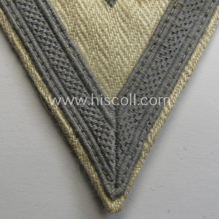 WH (Heeres o. LW) 'Armwinkel' (or: arm-chevron) as executed on beige-white-coloured linnen (ie. HBT-type-cloth) as intended for usage by a soldier with the (unusually encountered!) rank of an: 'Gefreiter mit mehr als 6 Dienstjahren'