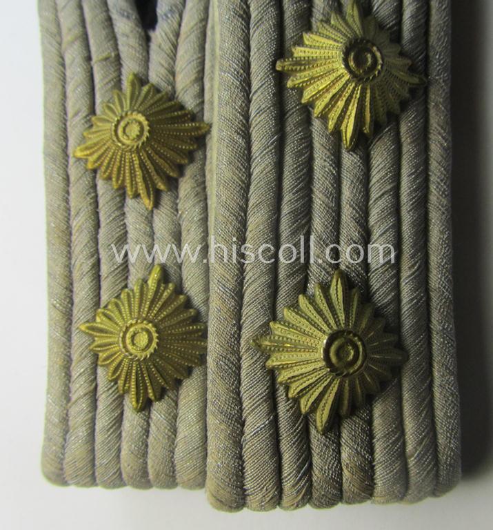 Pair of WH (Heeres officers'-type shoulderboards as (dual)piped in the white-coloured branchcolour as was intended for a: 'Hauptmann der Infanterie-Truppen'