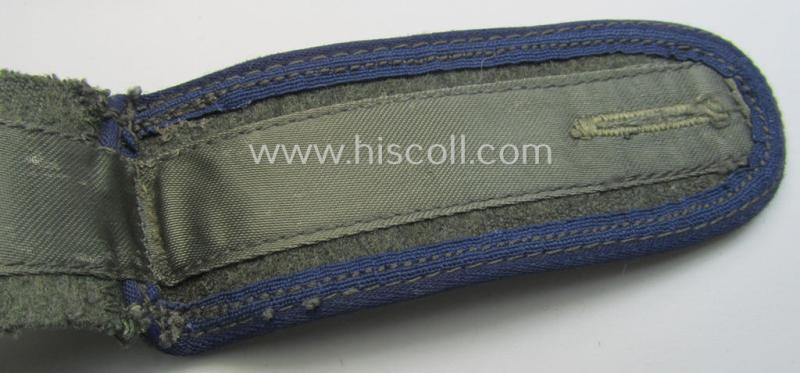 Single, later-war-period, so-called: 'M44'-pattern, simplified WH (Heeres) enlisted-mens'-type shoulderstrap as piped in the darker-blue-coloured branchcolour as was intended for usage by a: 'Soldat der Sanitäts-Truppen'
