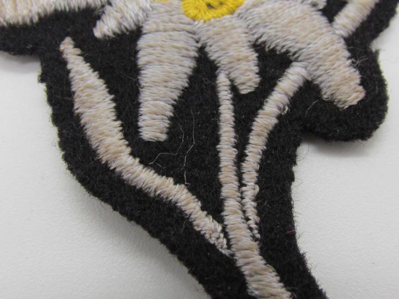 Waffen SS 'Gebirgsjäger' Edelweiss cloth cap badge