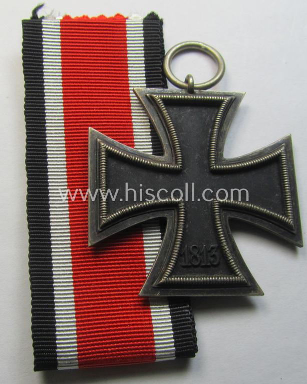 Attractive, 'Eisernes Kreuz II. Klasse' being a non-maker-marked example that comes together with its original- and never-mounted ribbon (ie. 'Bandabschnitt') as was (I deem) produced by the maker (ie. 'Hersteller'): 'J.E. Hammer & Söhne'