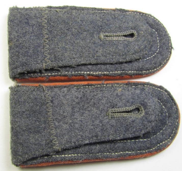 Fully matching - and neatly 'cyphered'! - pair of WH (Luftwaffe) NCO-type shoulderstraps as piped in the light-brown-coloured branchcolour, as was intended for a: 'Feldwebel der Nachrichten-Truppen u. Mitglied einer Nachrichtenschule'