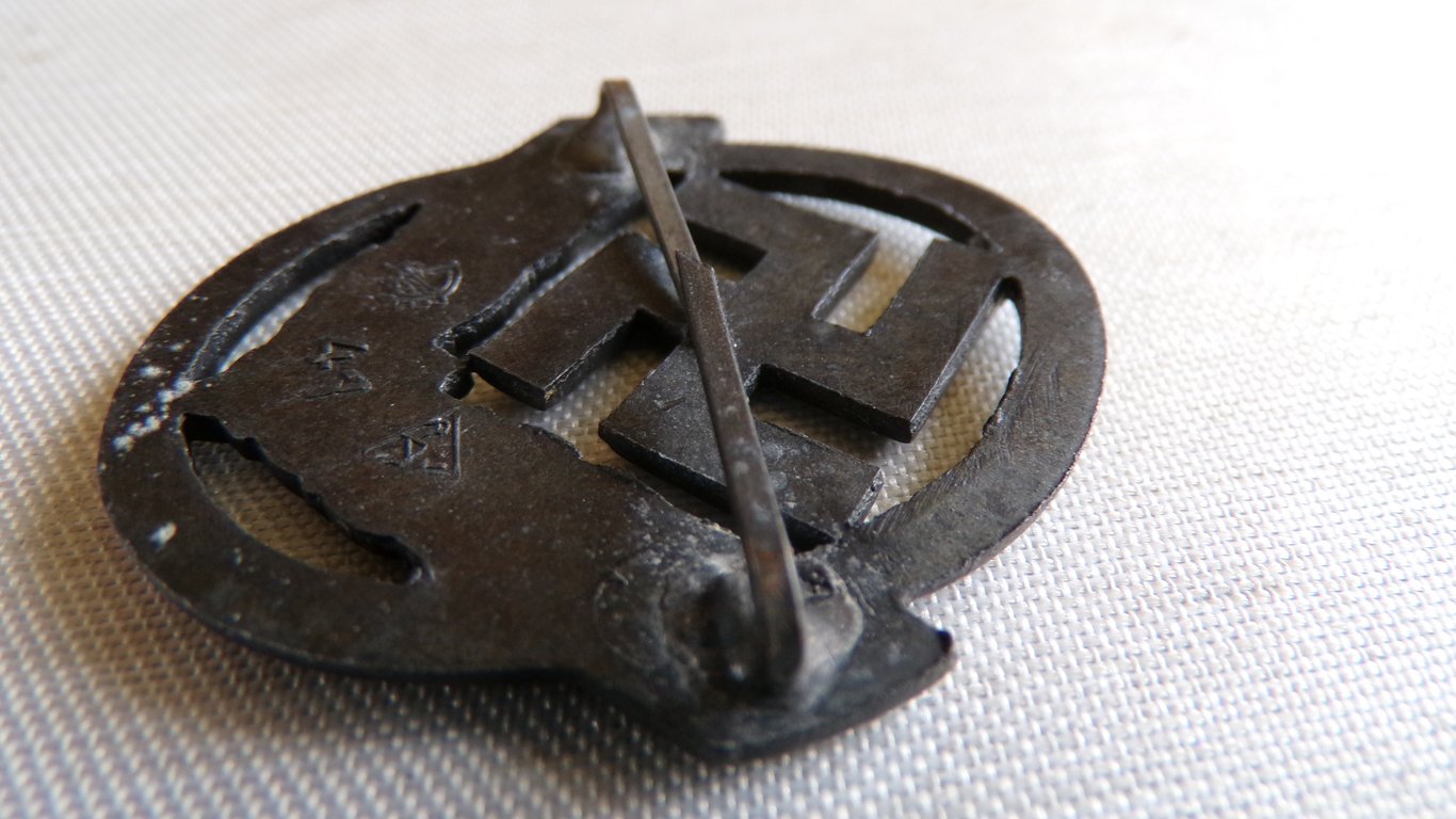 RADwJ Tradition Cap Badge