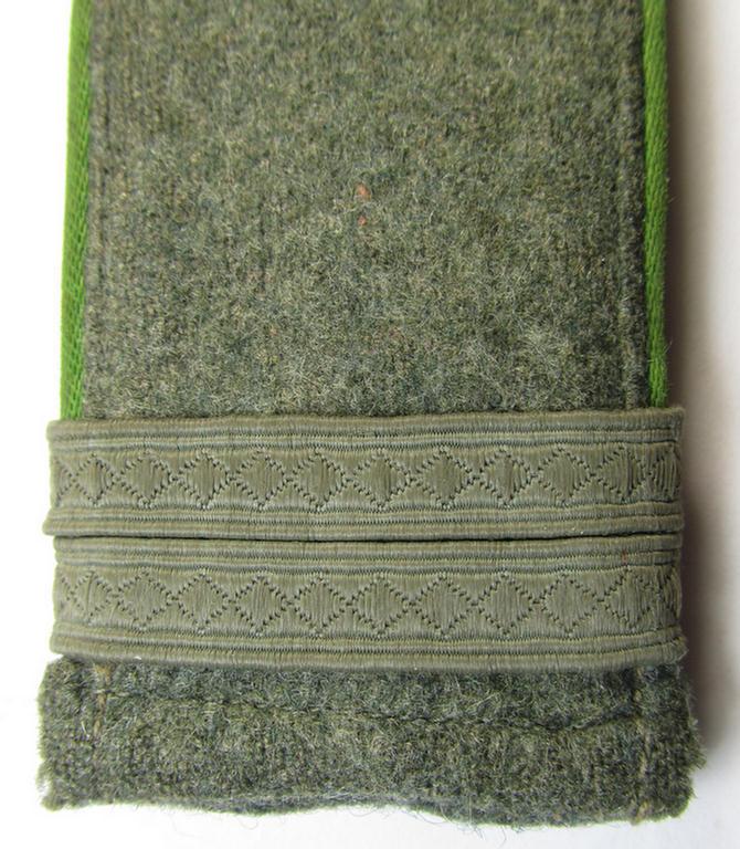 Single - but nevertheless scarcely found! - WH (Heeres) I deem mid-war period- (ie. 'M43'-pattern-) EM-type shoulderstrap as was intended for usage by a: 'Soldat u. Feldwebel-Anwärter der Panzer-Grenadier-Truppen'