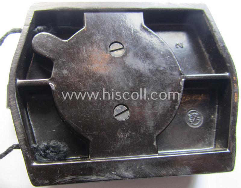 'Standard-issue'-pattern, WH compass (or: 'Marschkompass') as executed in black-coloured 'Bakelite' (being a non-maker-marked example that comes mounted onto its period cord)