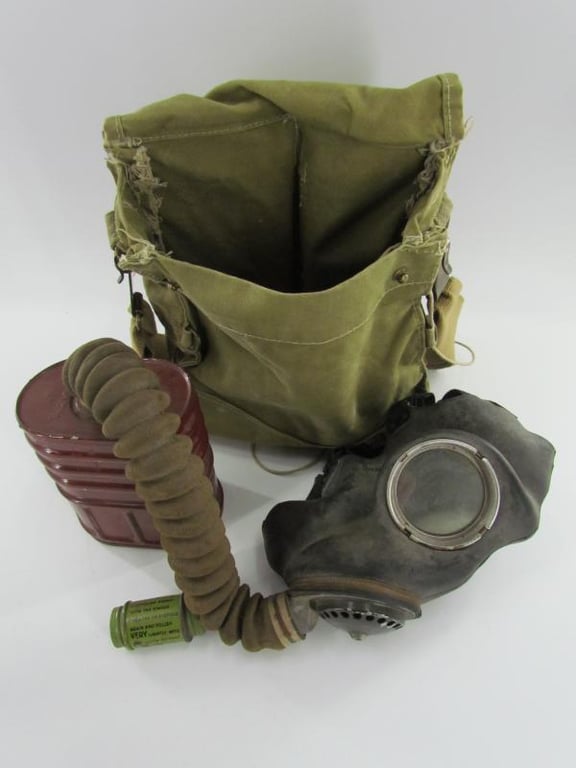 British WWII early type Gasmask in Pouch